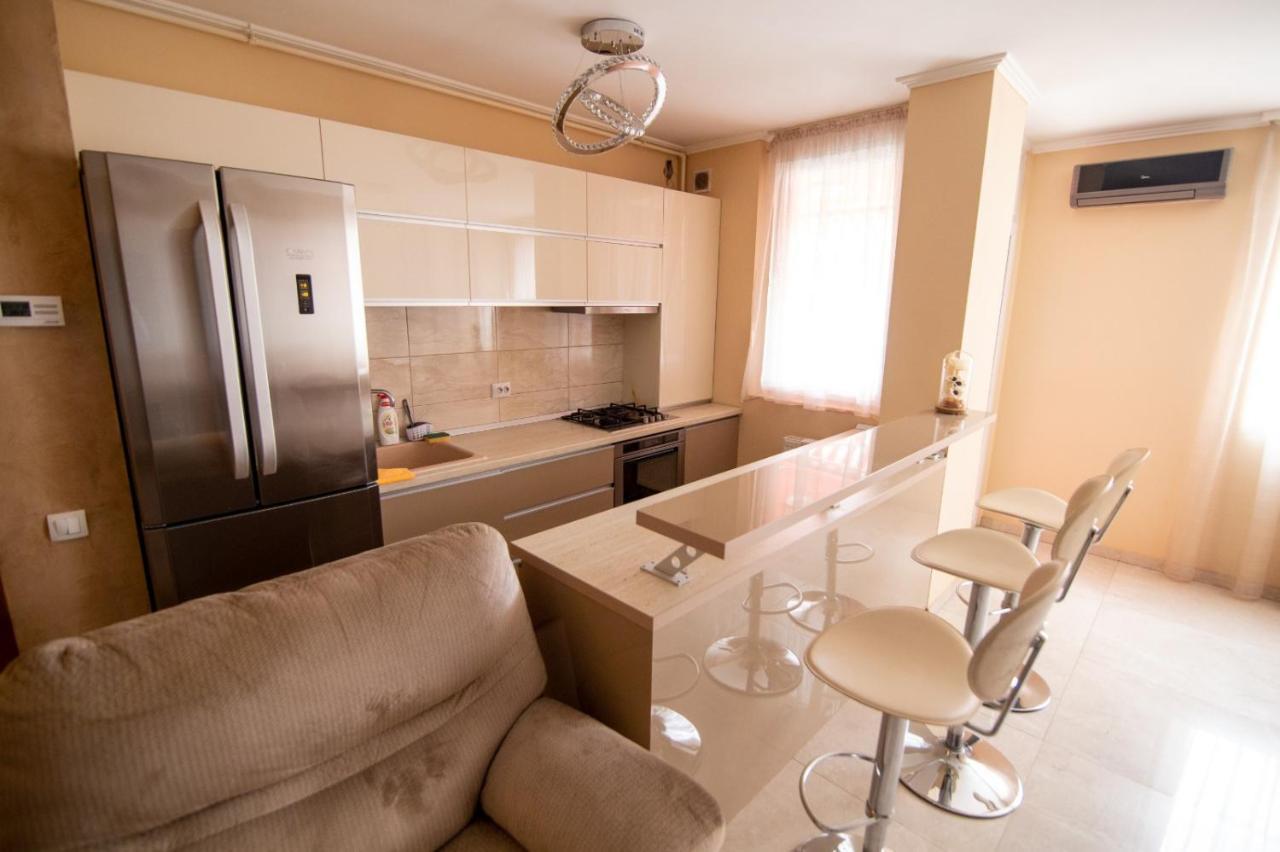 Ferienwohnung Royal Central Apartament Oradea Exterior foto